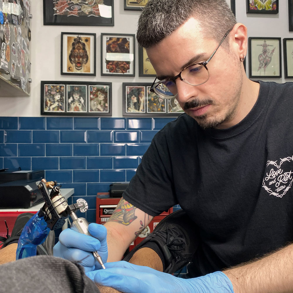 Javi Brations trabajando en Love & Riot