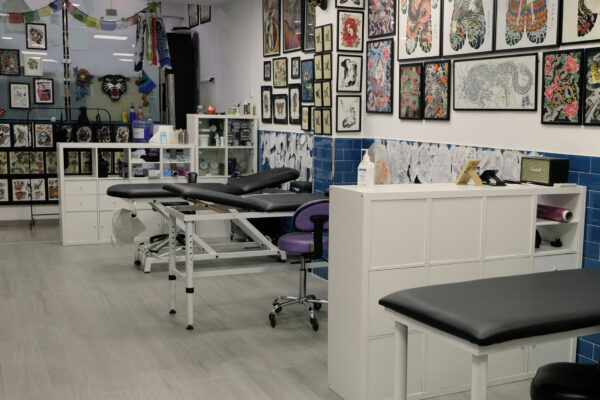 Camillas y sección del estudio de tatuajes Love & Riot en Almería