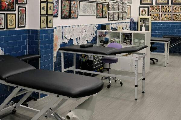 Camillas y sección del estudio de tatuajes Love & Riot en Almería