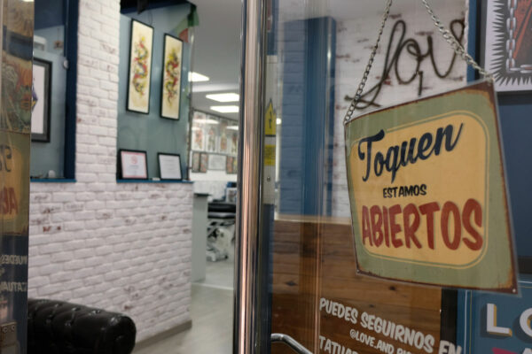 Cartel de entrada del estudio de tatuajes Love & Riot en Almería